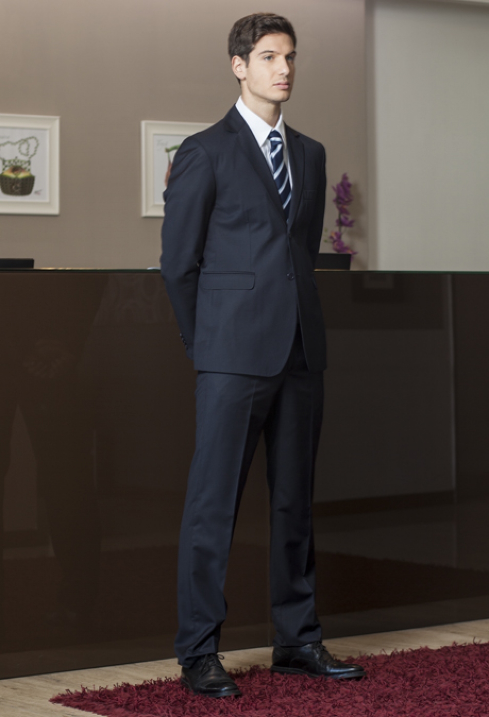 Costum receptioner hotel, sacou clasic la 2 nasturi usor cambrat si pantalon, de barbat