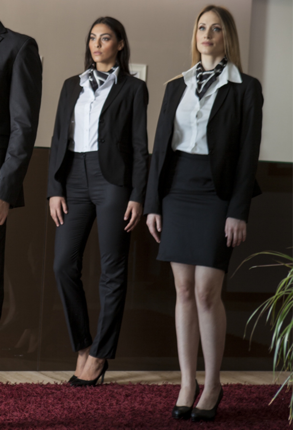 Costum receptioner hotel, 3 piese (sacou clasic slim fit la 2 nasturi, fusta si pantalon), model dama