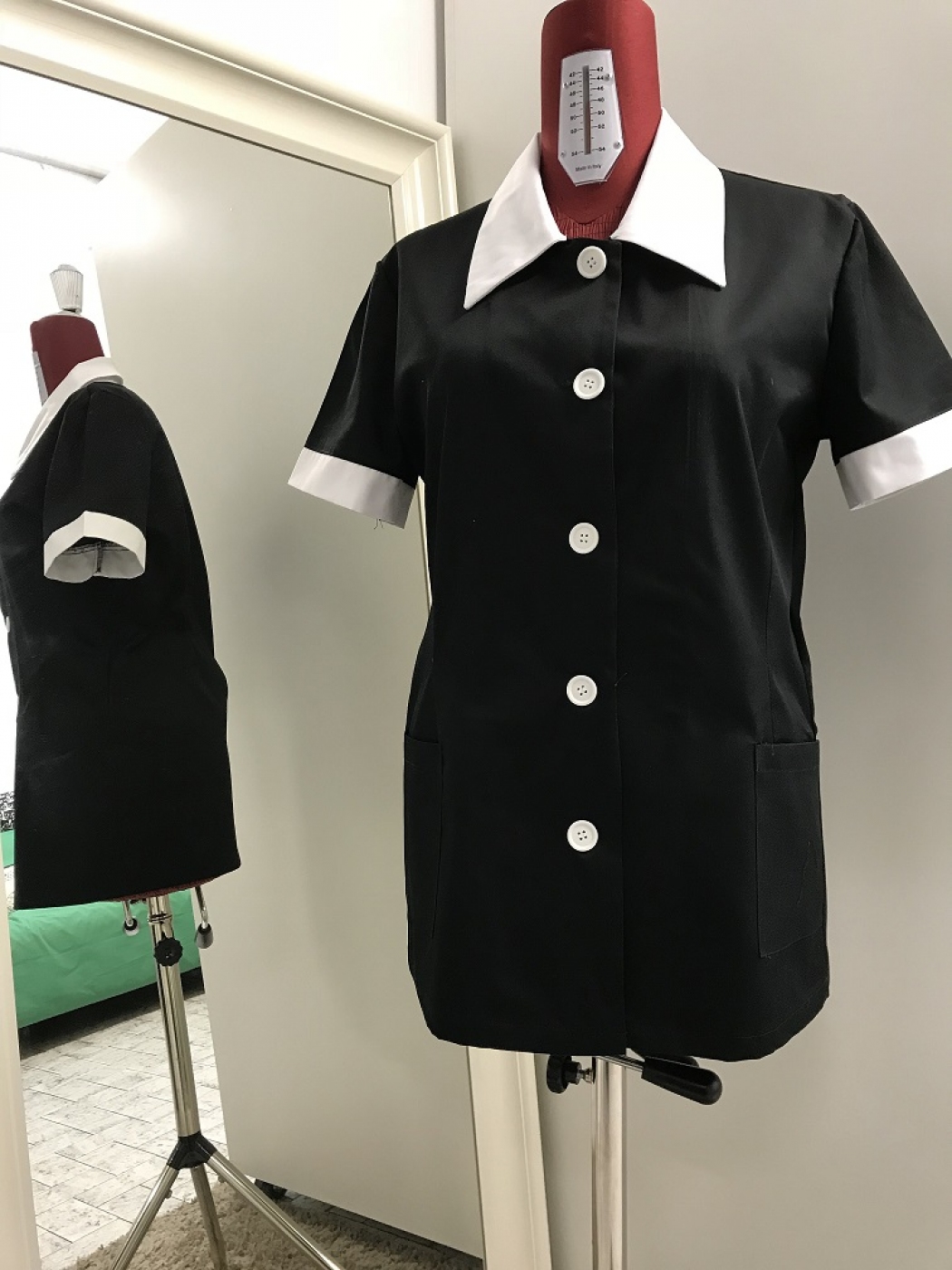 Uniforme Hotel - Halat camerista, model scurt, guler cu revere, mansete si nasturi