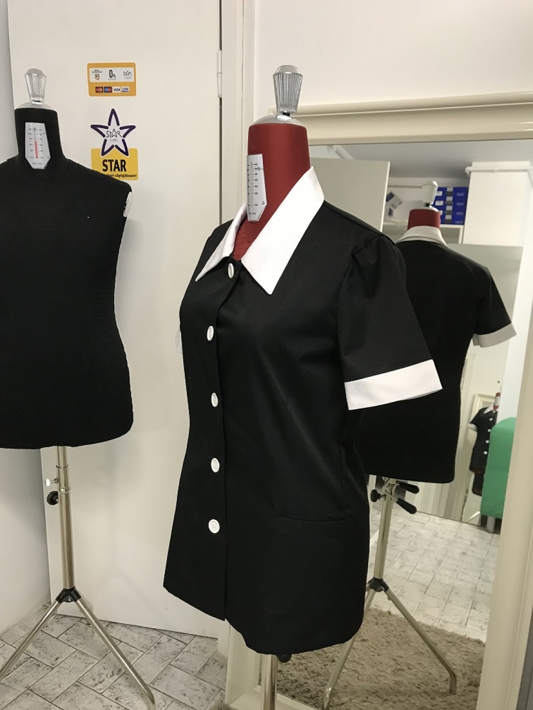 Uniforme Hotel - Halat camerista, model scurt, guler cu revere, mansete si nasturi