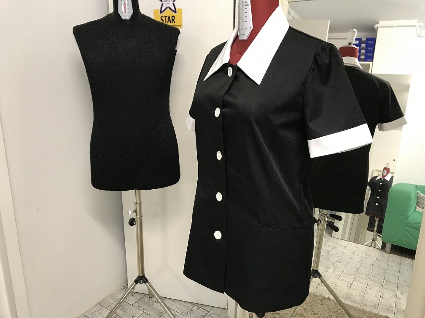 Uniforme Hotel - Halat camerista, model scurt, guler cu revere, mansete si nasturi
