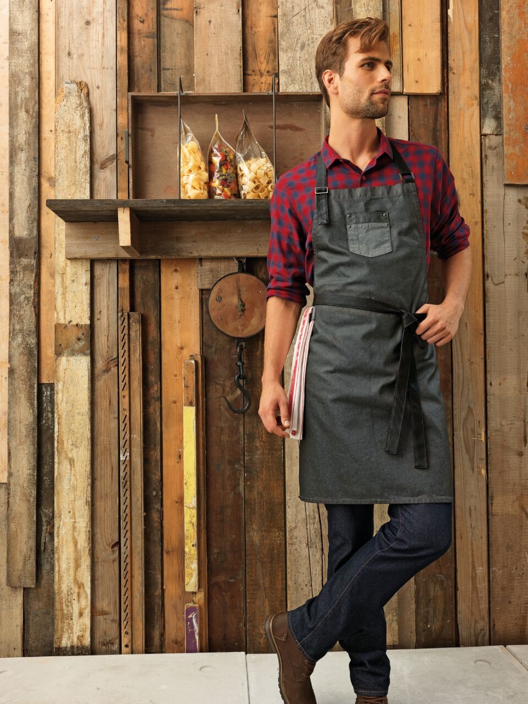 Uniforme Ospatari - Sort impermeabil cu pieptar, jeans cerat, cordon piele si catarame metalice