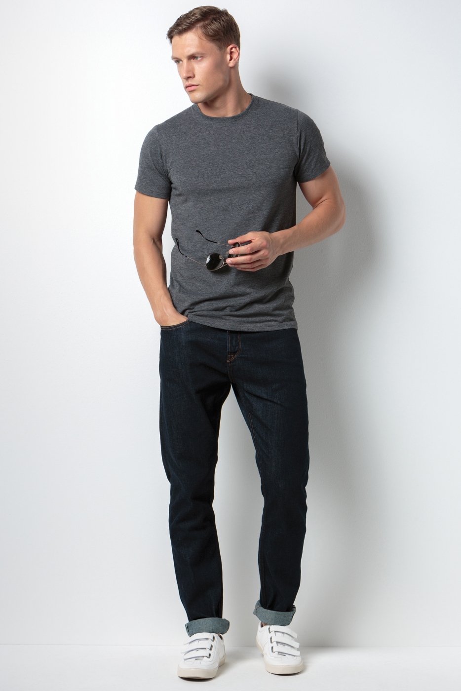 UniformeBucatari.ro - Tricou barman sau ospatar model clasic cu guler rotund, de barbat
